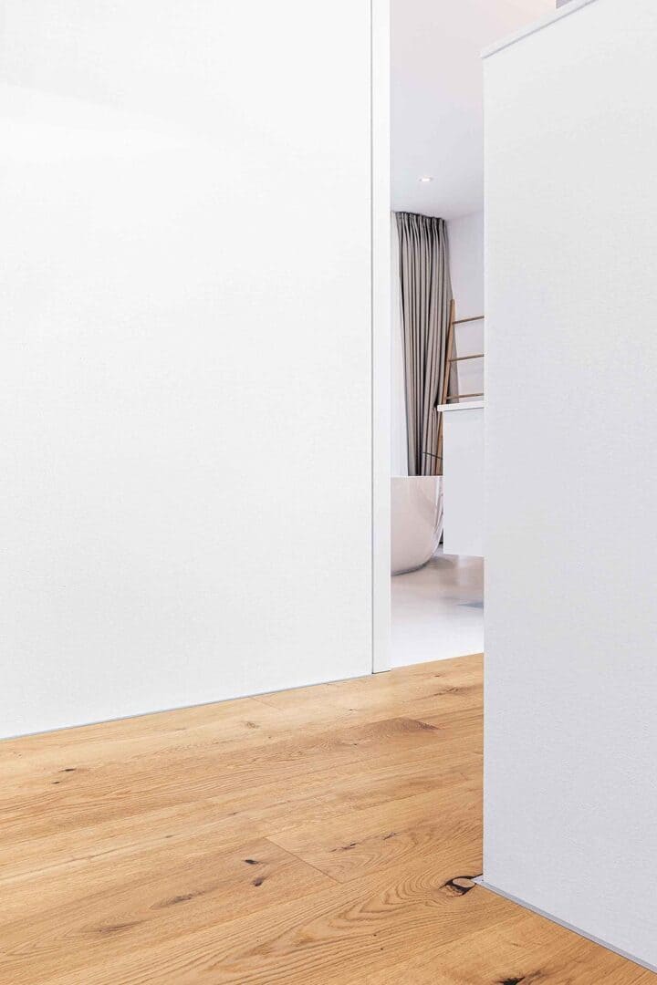 Микроплинтус алюминиевый Decaro M15A Bronze Brush Бронзовый браш 2000×6×15 фото в интерьере