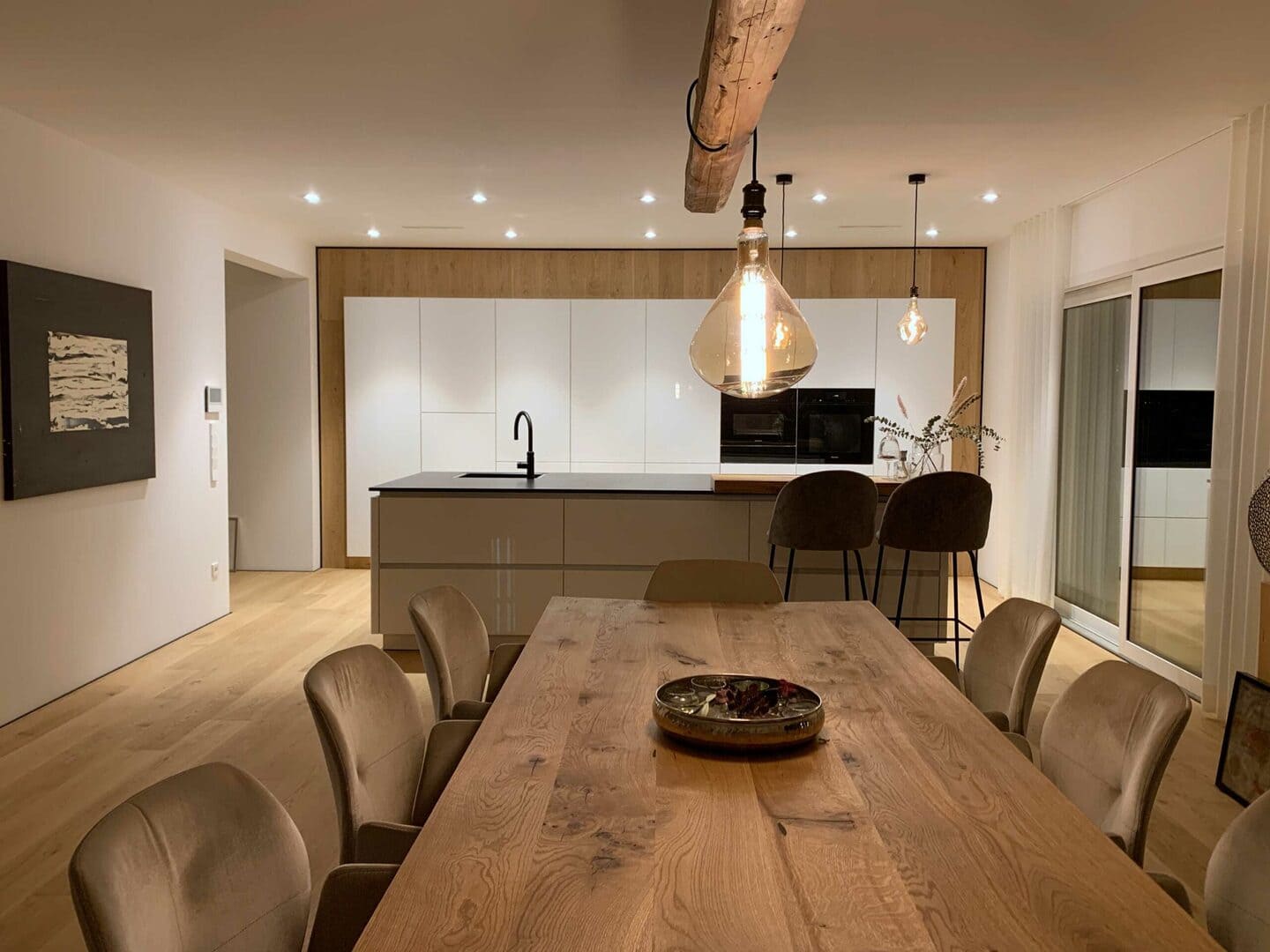 Микроплинтус алюминиевый Decaro M15A Bronze Brush Бронзовый браш 2000×6×15 фото в интерьере