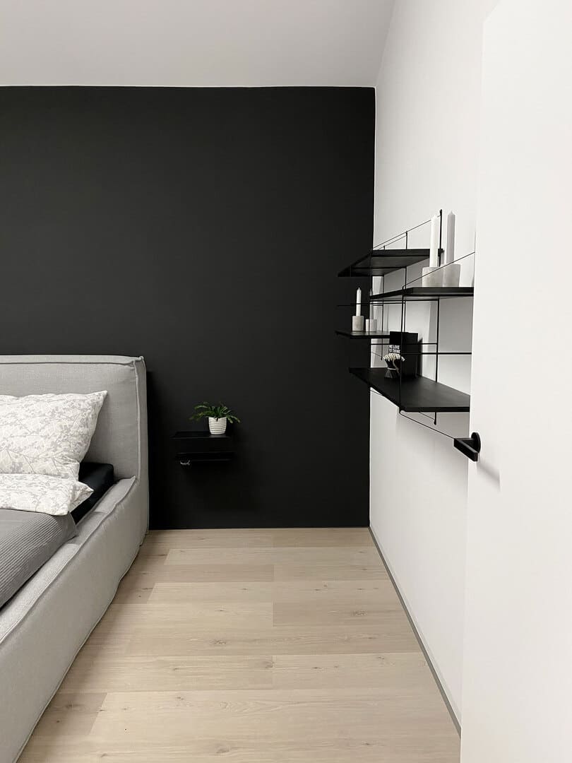 Микроплинтус алюминиевый Decaro M15A Bronze Brush Бронзовый браш 2000×6×15 фото в интерьере