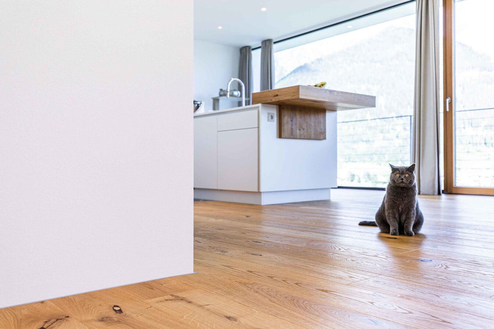 Микроплинтус алюминиевый Decaro M15A Brass Brush Латунный браш 2000×6×15 фото в интерьере