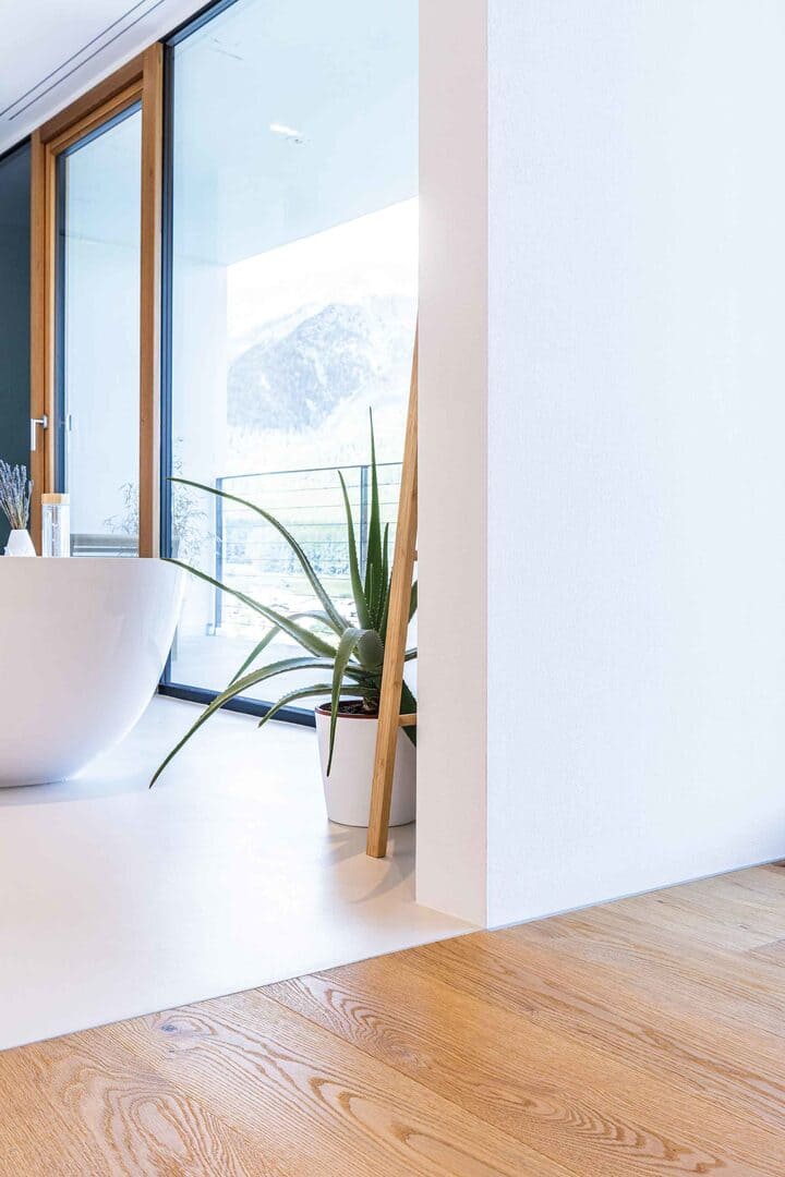 Микроплинтус алюминиевый Decaro M15A Brass Brush Латунный браш 2000×6×15 фото в интерьере