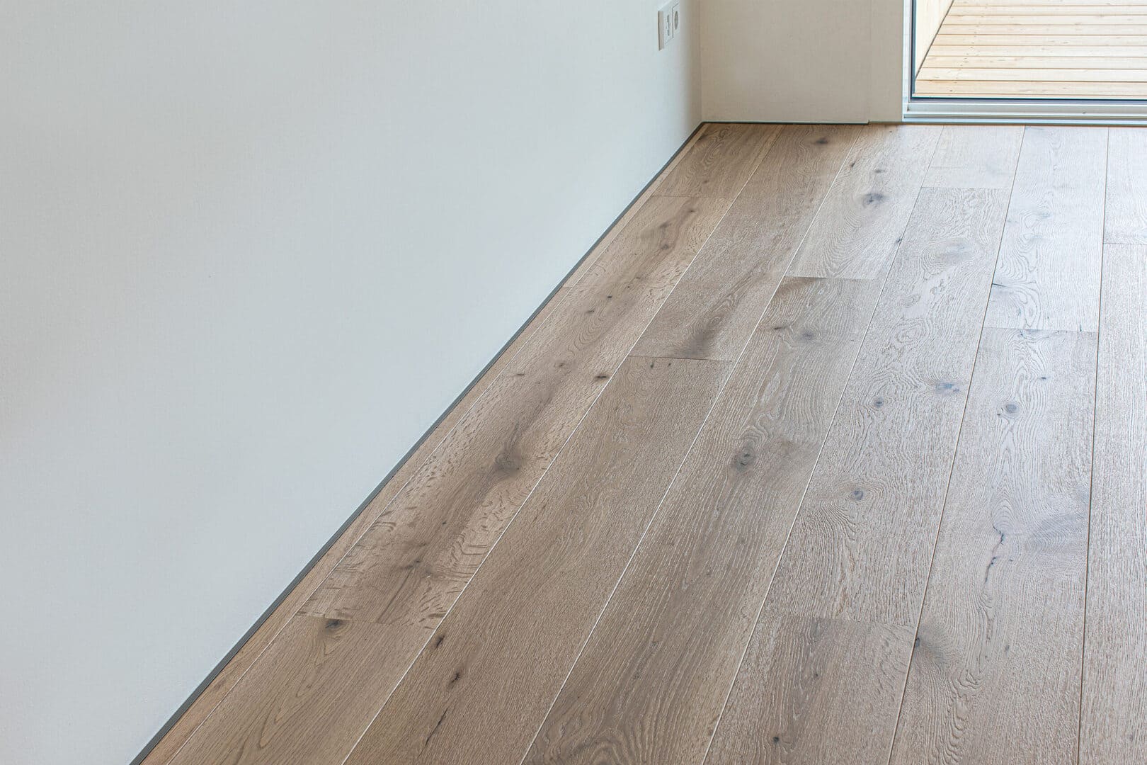 Микроплинтус алюминиевый Decaro M15A Brass Brush Латунный браш 2000×6×15 фото в интерьере