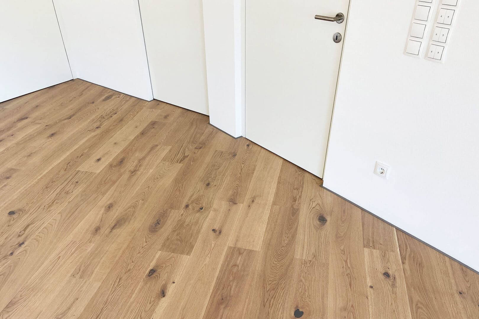 Микроплинтус алюминиевый Decaro M15A Brass Brush Латунный браш 2000×6×15 фото в интерьере