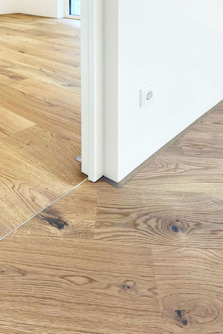 Микроплинтус алюминиевый Decaro M15A Brass Brush Латунный браш 2000×6×15 фото в интерьере