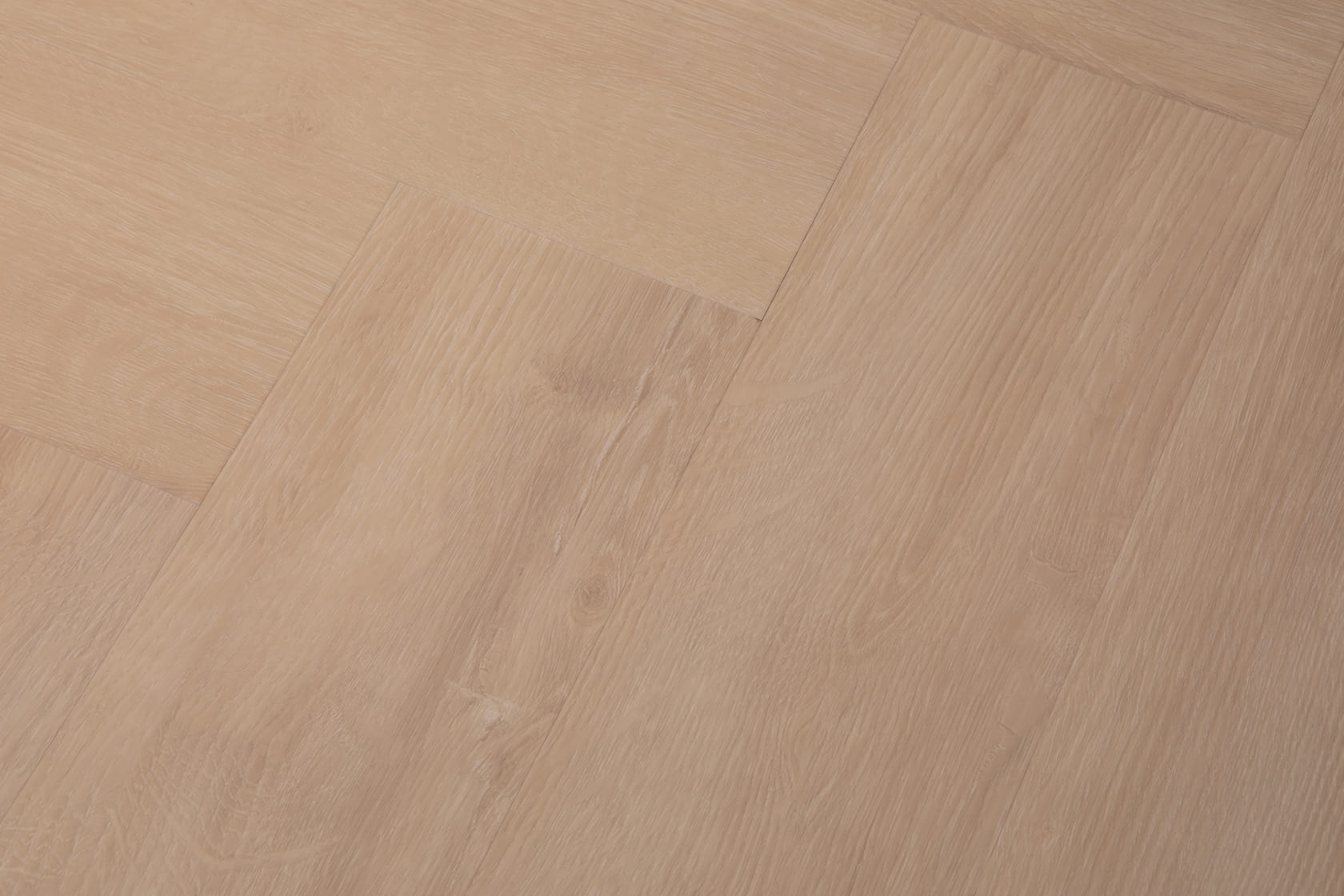 Кварцвиниловая плитка Vinilam клеевая Vinilpol Herringbone Glue Паркет Руссо 9966 венгерская елка 609×152,4×2,5 фото в интерьере