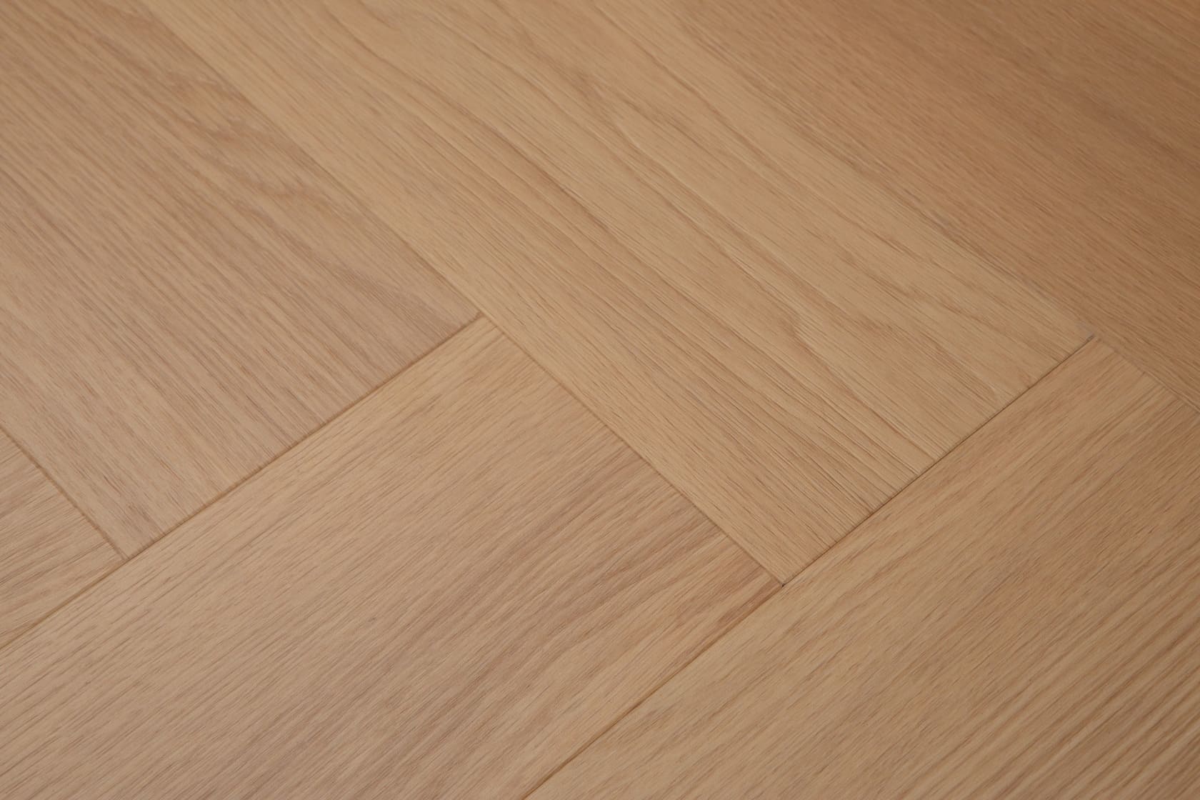 Кварцвиниловая плитка Vinilam клеевая Vinilpol Herringbone Glue Паркет Васко да Гама 9922 венгерская елка 609×152,4×2,5 фото в интерьере