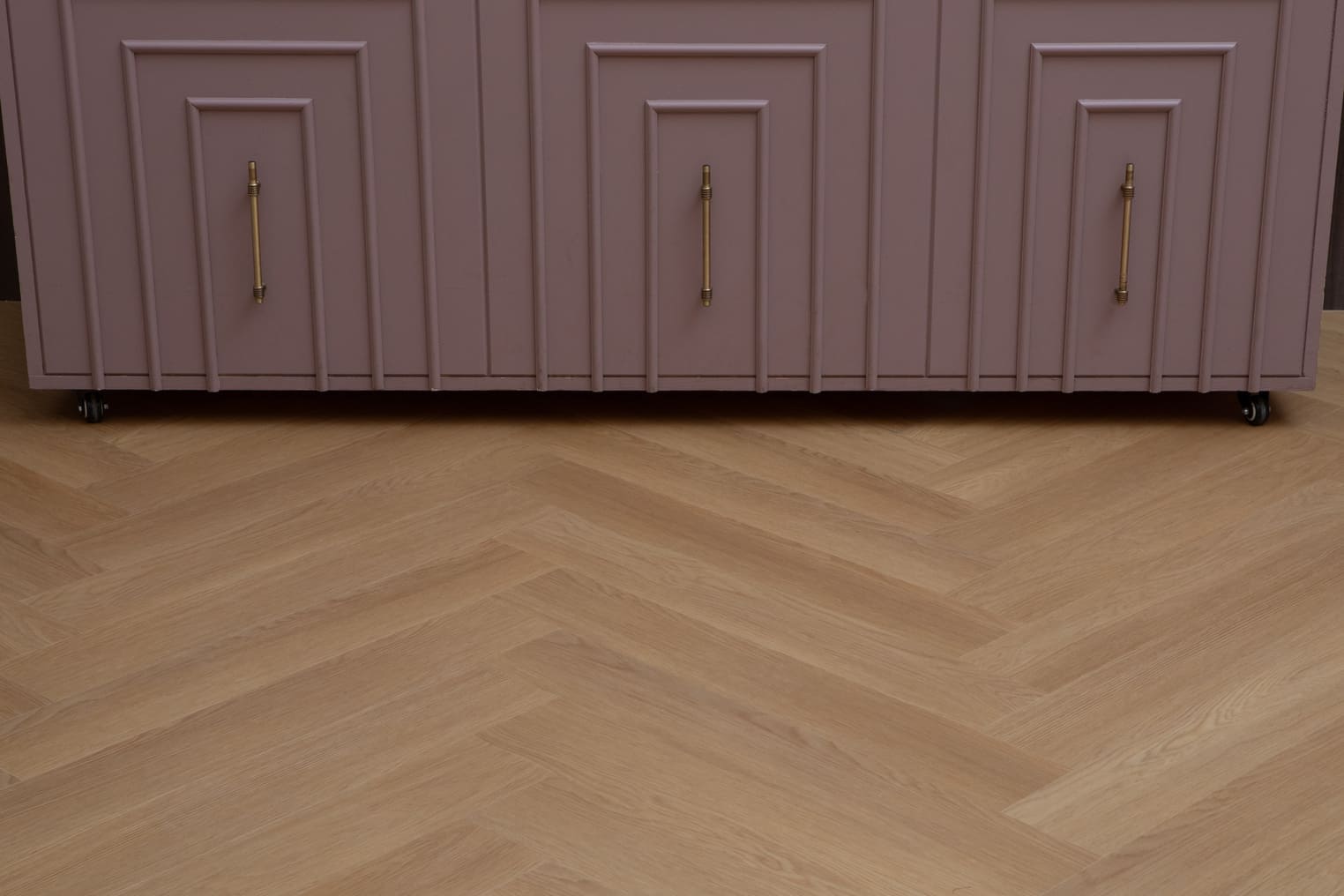 Кварцвиниловая плитка Vinilam клеевая Vinilpol Herringbone Glue Паркет Васко да Гама 9922 венгерская елка 609×152,4×2,5 фото в интерьере