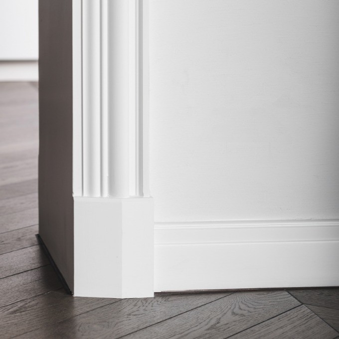 Молдинг под покраску Orac Decor Axxent Heritage DX170 2300×119×32 фото в интерьере