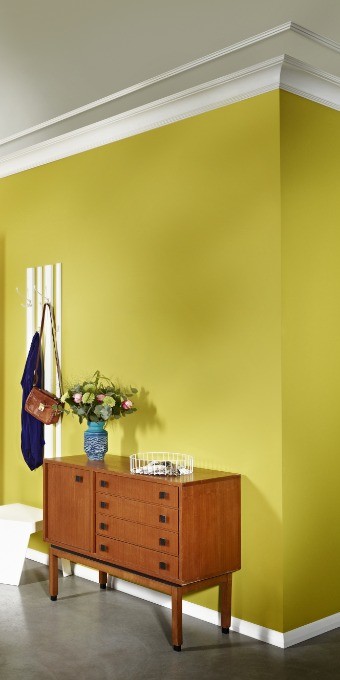 Потолочный плинтус под покраску Orac Decor Durofoam CB512 2000×100×95 фото в интерьере