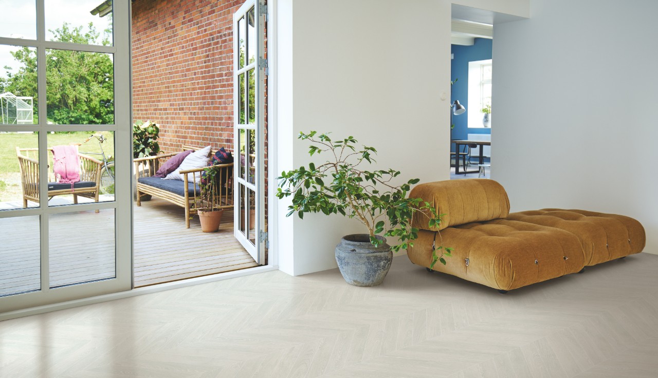 Ламинат Pergo Chevron 12 pro Дуб морозный патинированный L1254-04157 французская елка 1200×396×12 фото в интерьере