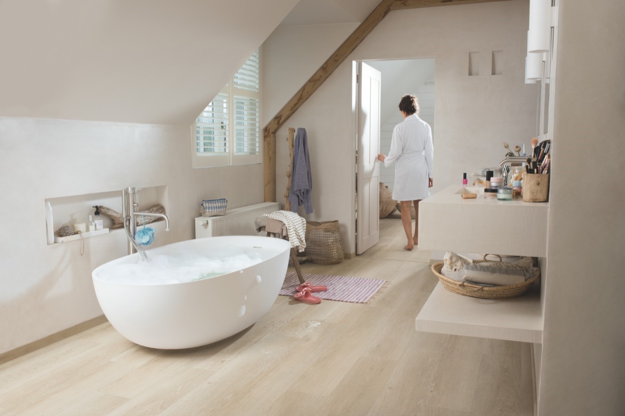 Кварцвиниловая плитка Quick Step замковая Pulse Click Дуб морской бежевый PUCL40080 1510×210×4,5 фото в интерьере