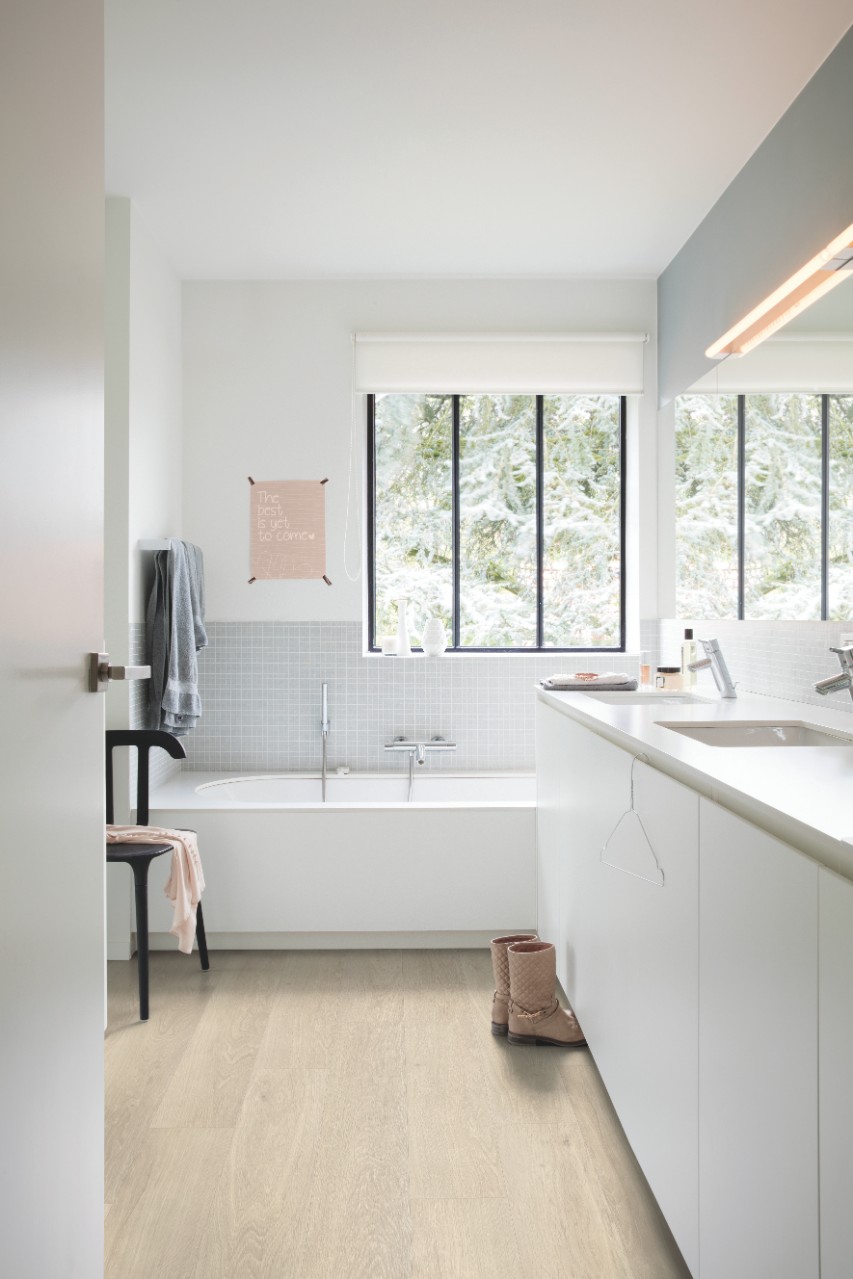 Кварцвиниловая плитка Quick Step замковая Pulse Click Дуб морской бежевый PUCL40080 1510×210×4,5 фото в интерьере