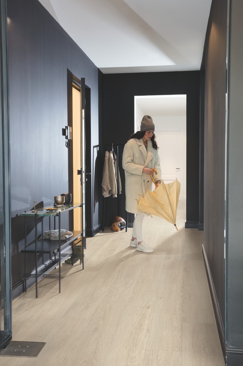 Кварцвиниловая плитка Quick Step замковая Pulse Click Дуб морской бежевый PUCL40080 1510×210×4,5 фото в интерьере