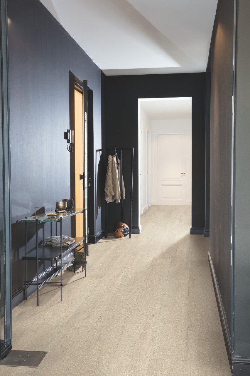 Кварцвиниловая плитка Quick Step замковая Pulse Click Дуб морской бежевый PUCL40080 1510×210×4,5 фото в интерьере