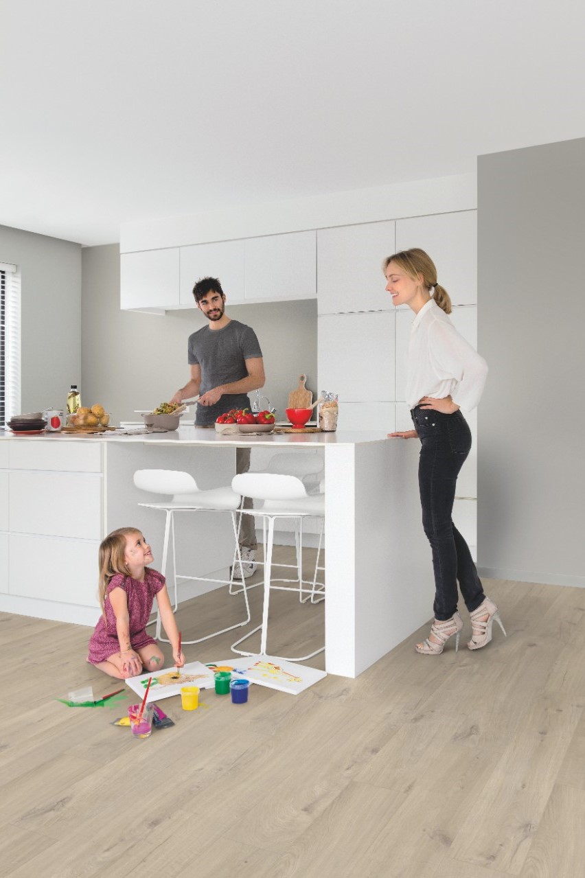 Кварцвиниловая плитка Quick Step замковая Pulse Click Дуб хлопковый бежевый PUCL40103 1510×210×4,5 фото в интерьере