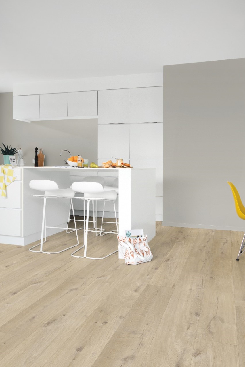 Кварцвиниловая плитка Quick Step замковая Pulse Click Дуб хлопковый бежевый PUCL40103 1510×210×4,5 фото в интерьере