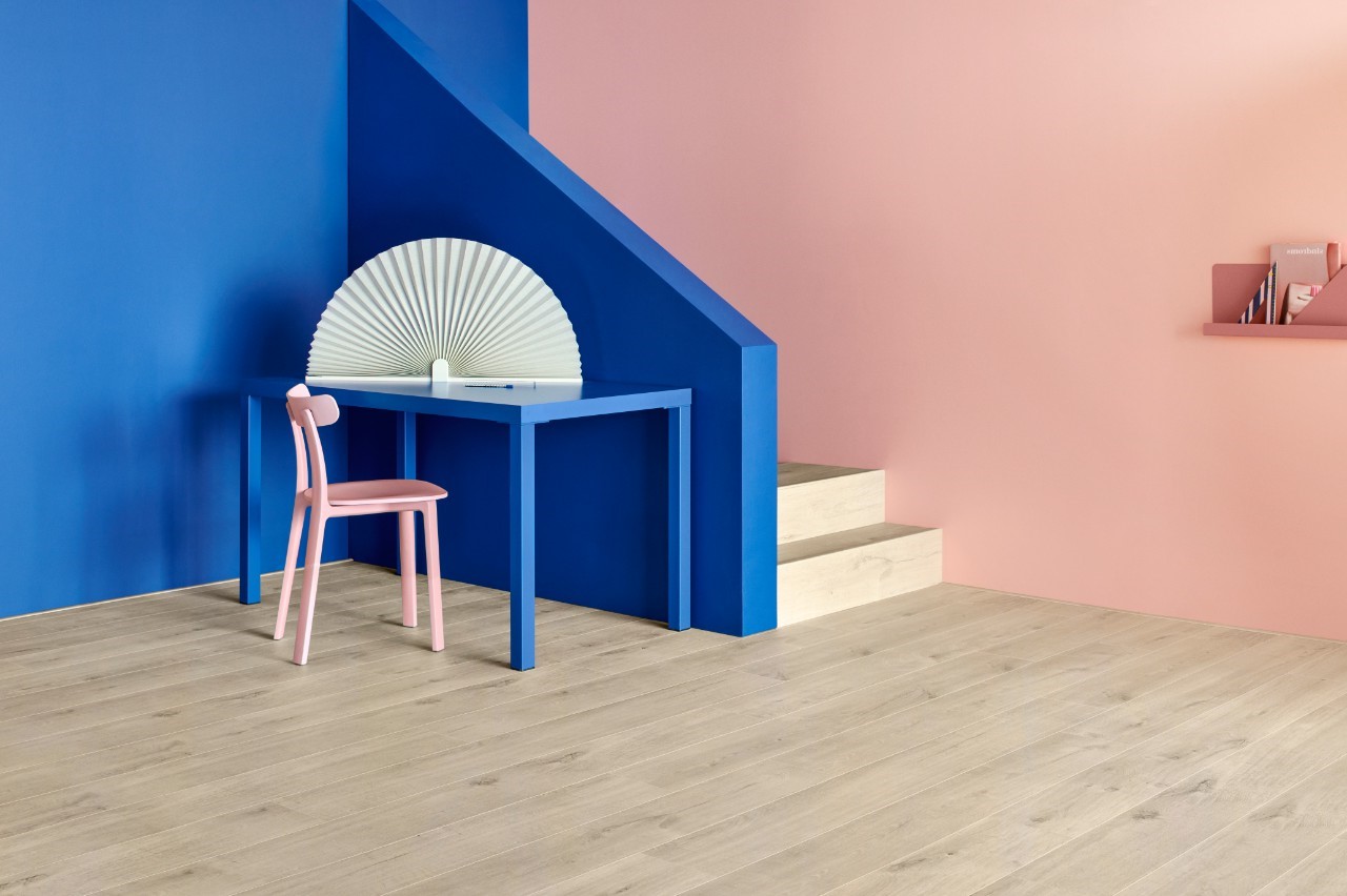 Кварцвиниловая плитка Quick Step замковая Pulse Click Дуб хлопковый бежевый PUCL40103 1510×210×4,5 фото в интерьере