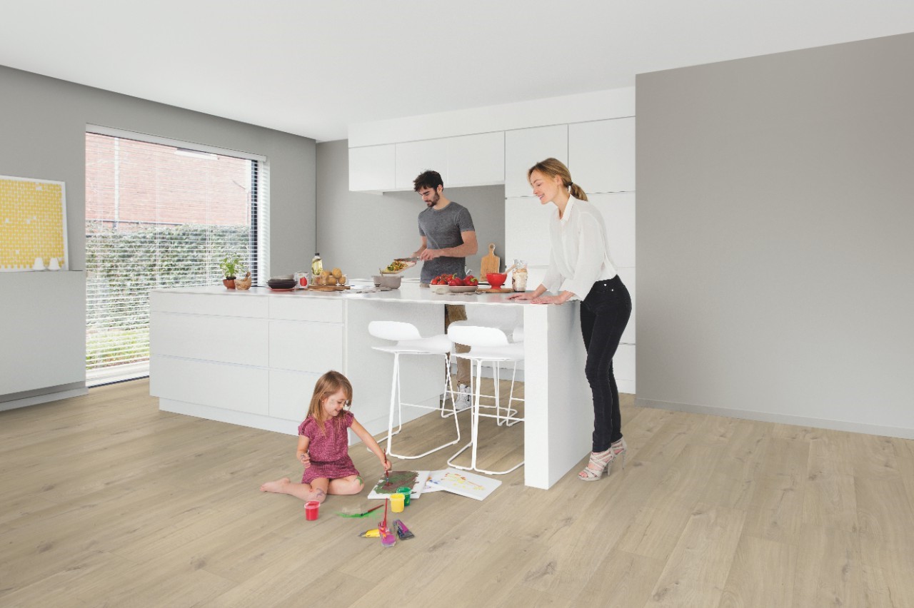 Кварцвиниловая плитка Quick Step замковая Pulse Click Дуб хлопковый бежевый PUCL40103 1510×210×4,5 фото в интерьере