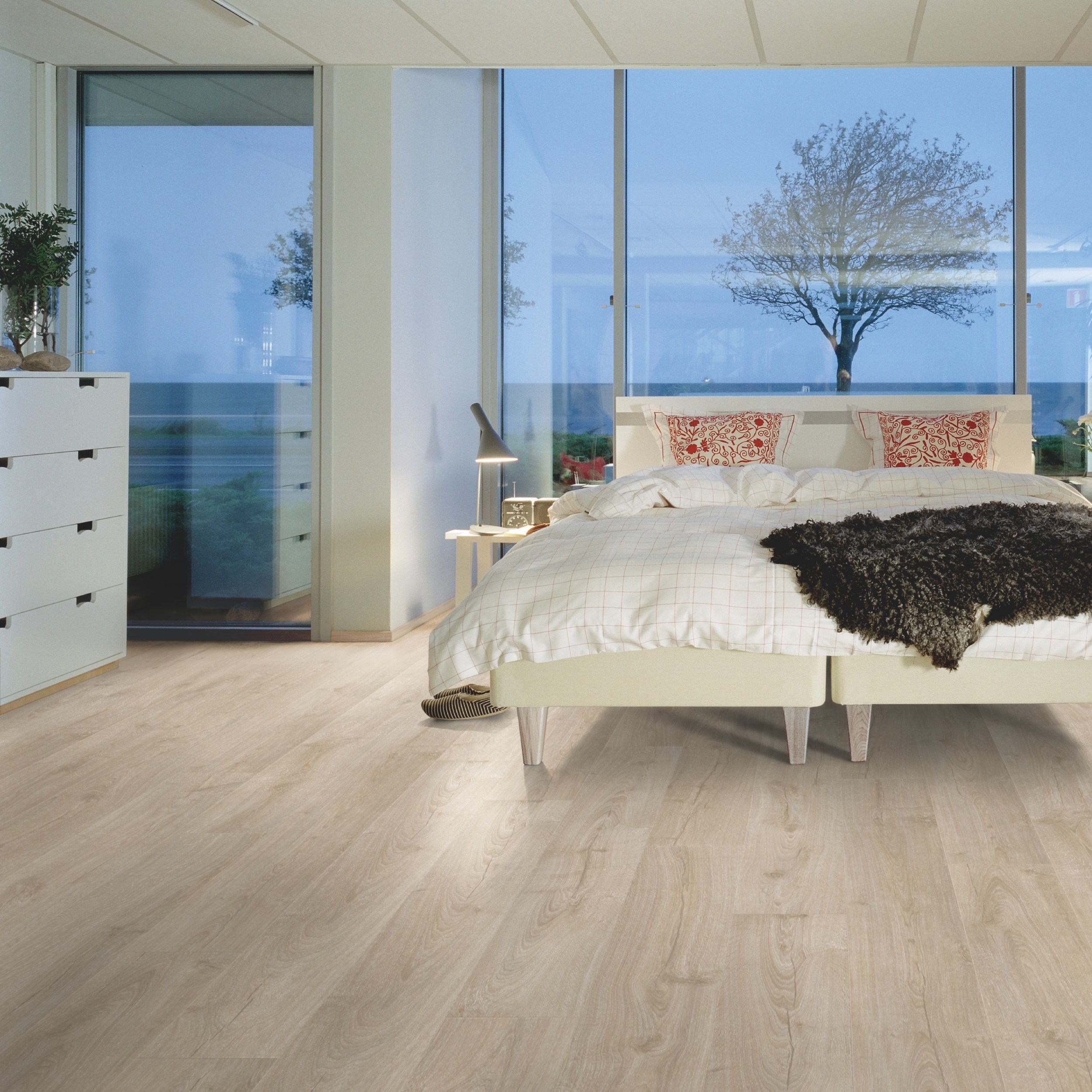 Ламинат Pergo Skara Pro 12 Дуб Новый Английский L1250-03369 1380×190×12 фото в интерьере