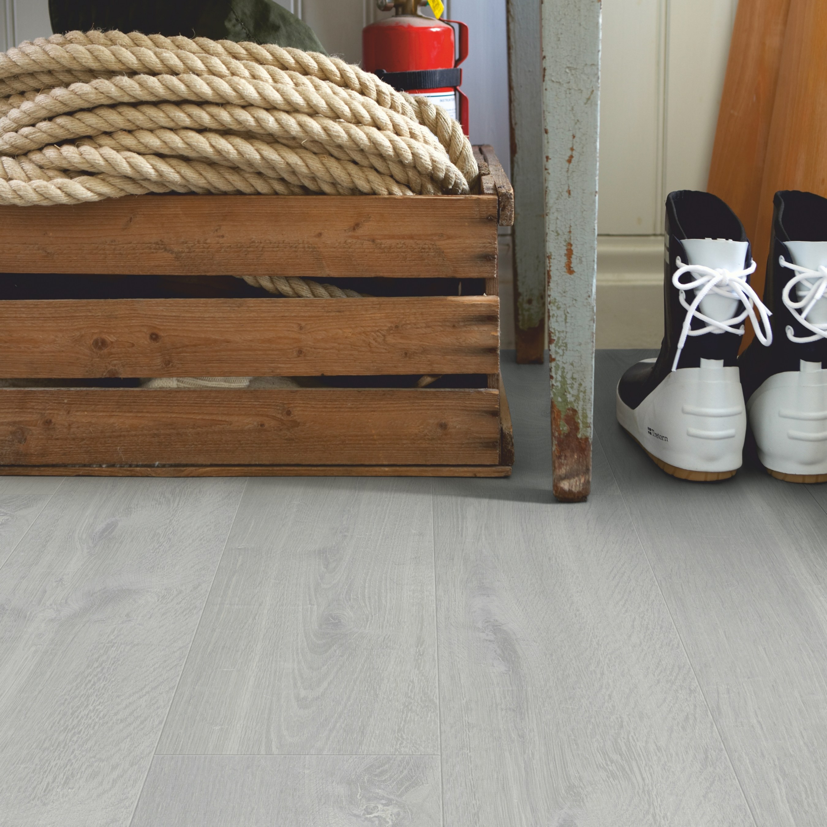 Ламинат Pergo Skara Pro Дуб известково-серый L1251-03367 1380×190×9 фото в интерьере