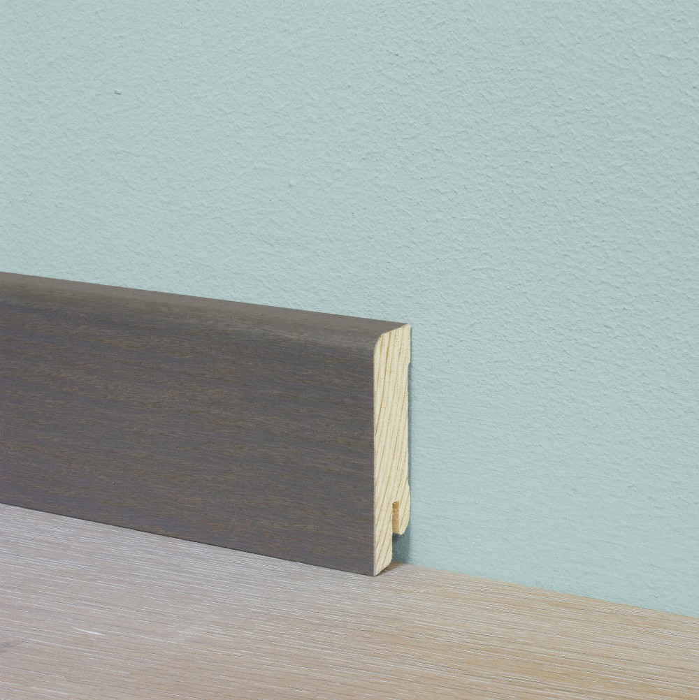 Плинтус деревянный Tarkett Дуб Серый 2400×60×16 фото в интерьере