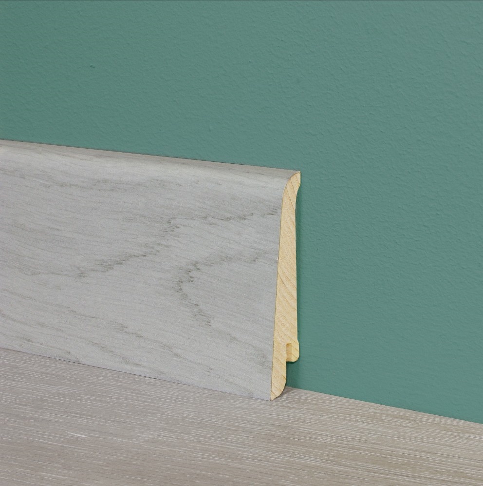 Плинтус деревянный Tarkett IDEO Дуб Серый 2400×80×20 фото в интерьере