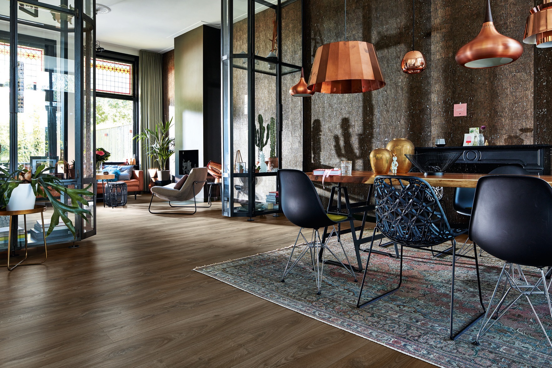 Ламинат Meister LL 250/6842 Дуб темный замок 2052×248×10 фото в интерьере