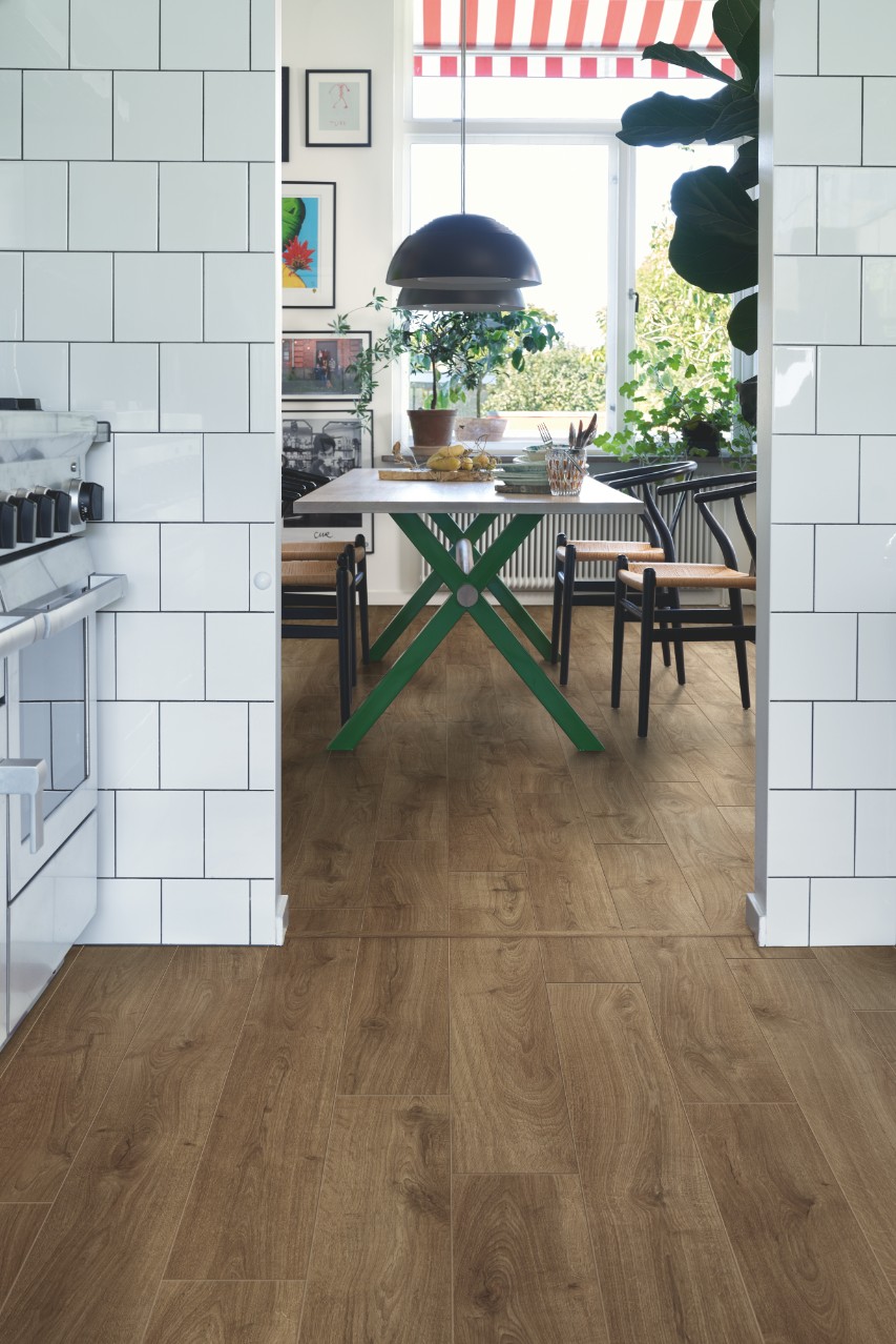 Ламинат Pergo Malmo Pro Дуб плато коричневый L1258-03582 1380×156×8 фото в интерьере