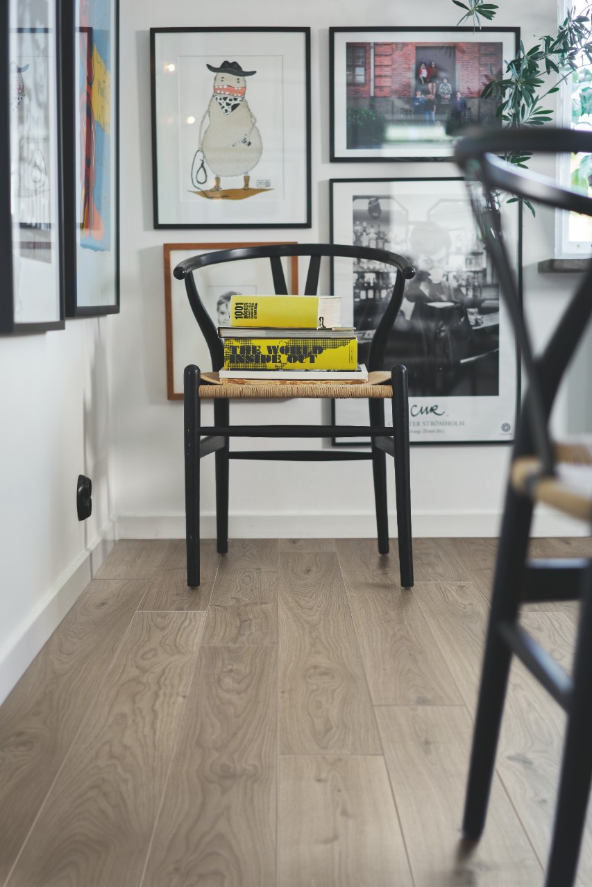 Ламинат Pergo Malmo Pro Дуб глубинный темно-серый L1258-04433 1380×156×8 фото в интерьере