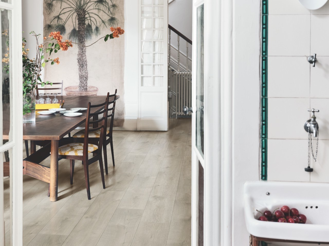 Ламинат Pergo Uppsala Pro Дуб изысканный серый L1249-05039 1200×190×8 фото в интерьере