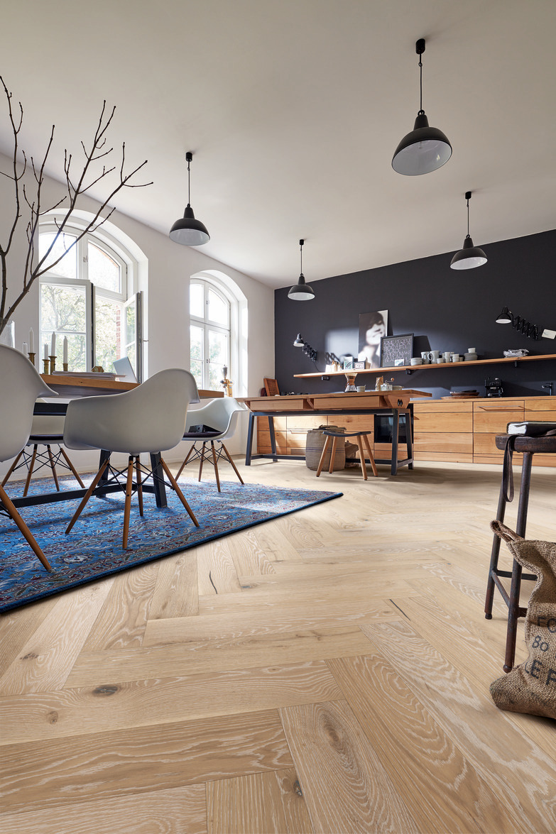 Паркетная доска Meister PS 500 Residence Дуб витал Белёный 8804 елка 710×142×13 фото в интерьере