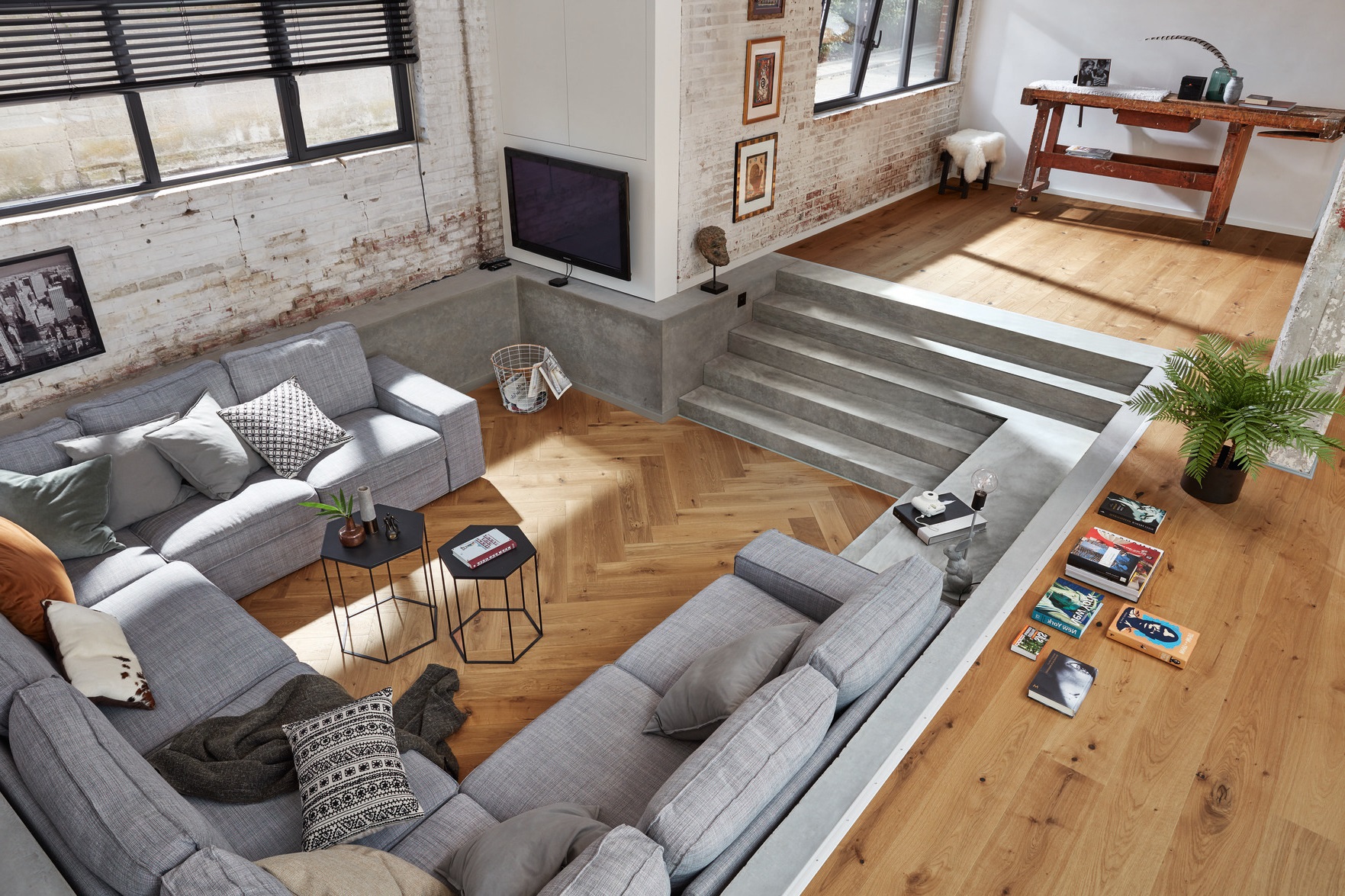 Паркетная доска Meister PS 500 Residence Дуб витал Легкое морение 8811 елка 710×142×13 фото в интерьере