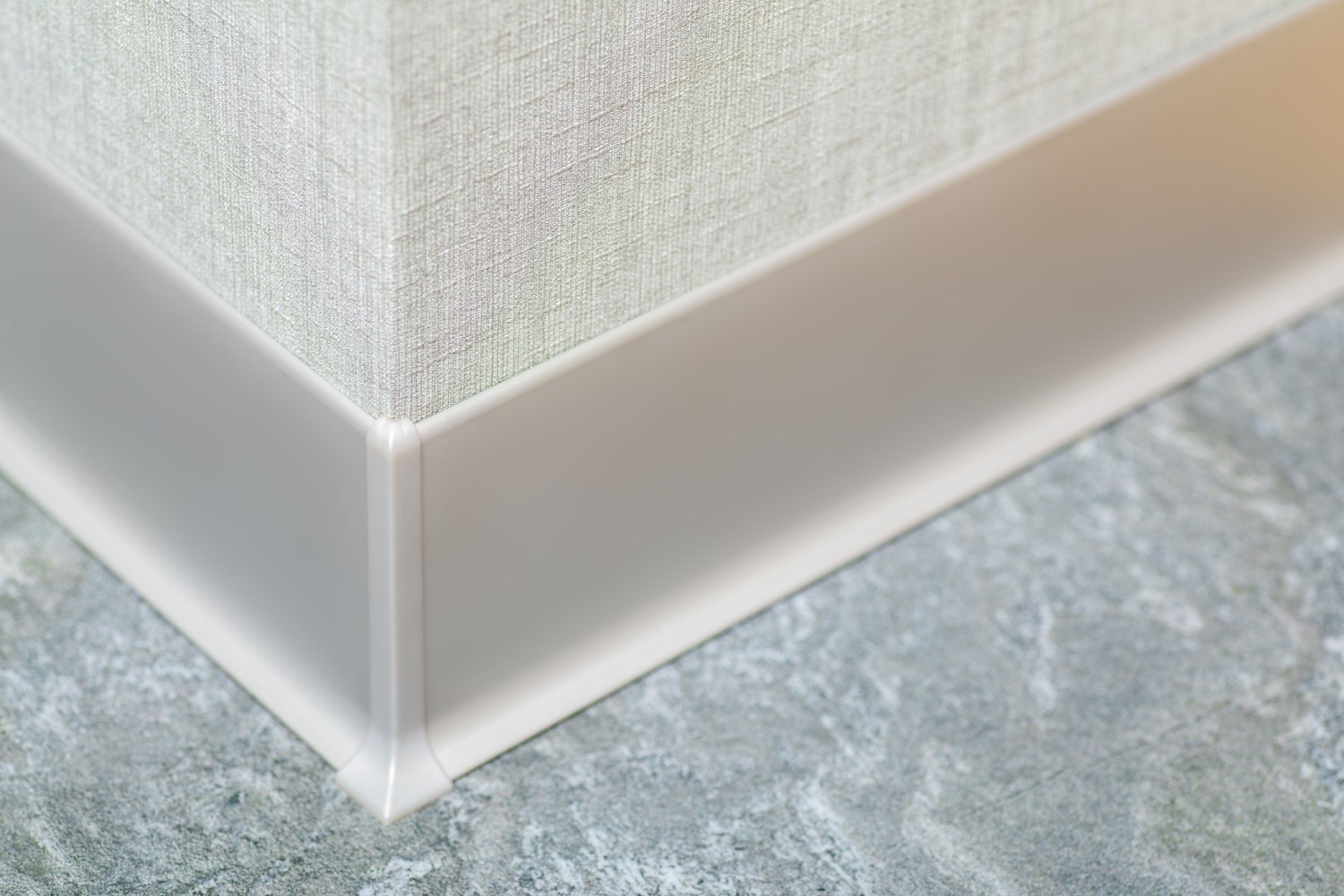 Угол пластиковый внешний для плинтуса Bonkeel ПЛ100 серый 2 шт/уп фото в интерьере