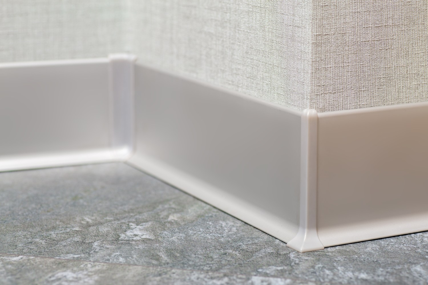 Угол пластиковый внешний для плинтуса Bonkeel ПЛ100 серый 2 шт/уп фото в интерьере