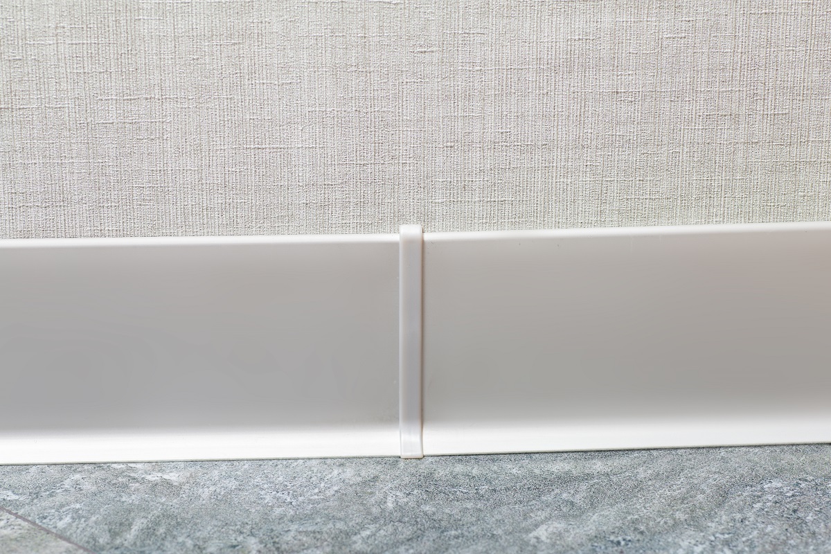 Соединитель пластиковый для плинтуса Bonkeel ПЛ100 серый 2 шт/уп фото в интерьере