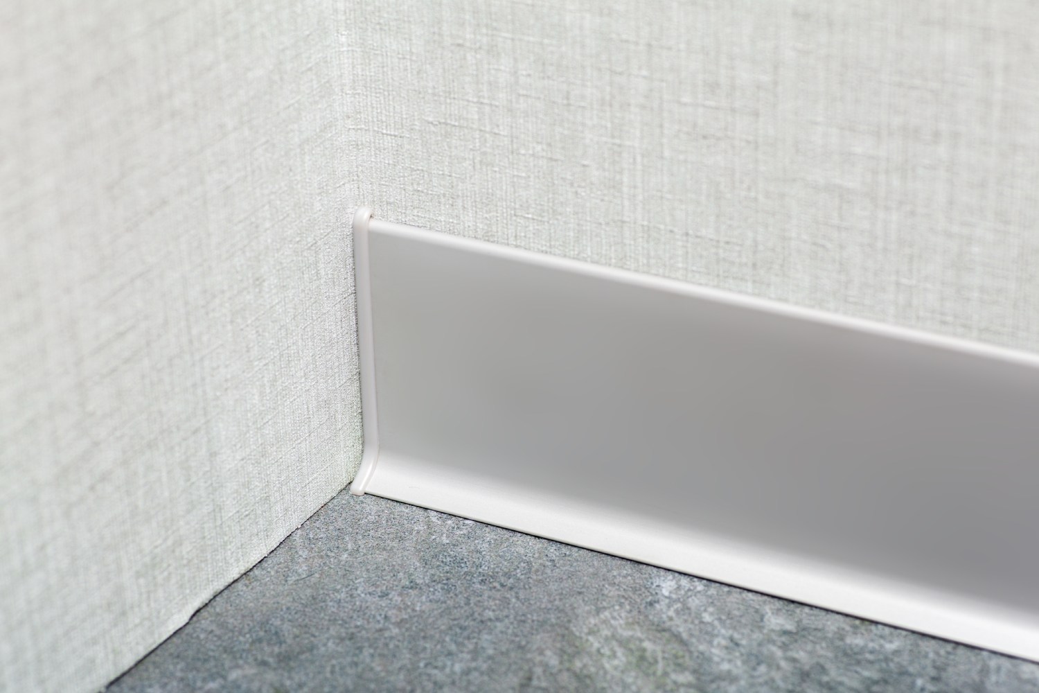 Заглушка пластиковая для плинтуса Bonkeel ПЛ80 серая 2 шт/уп фото в интерьере