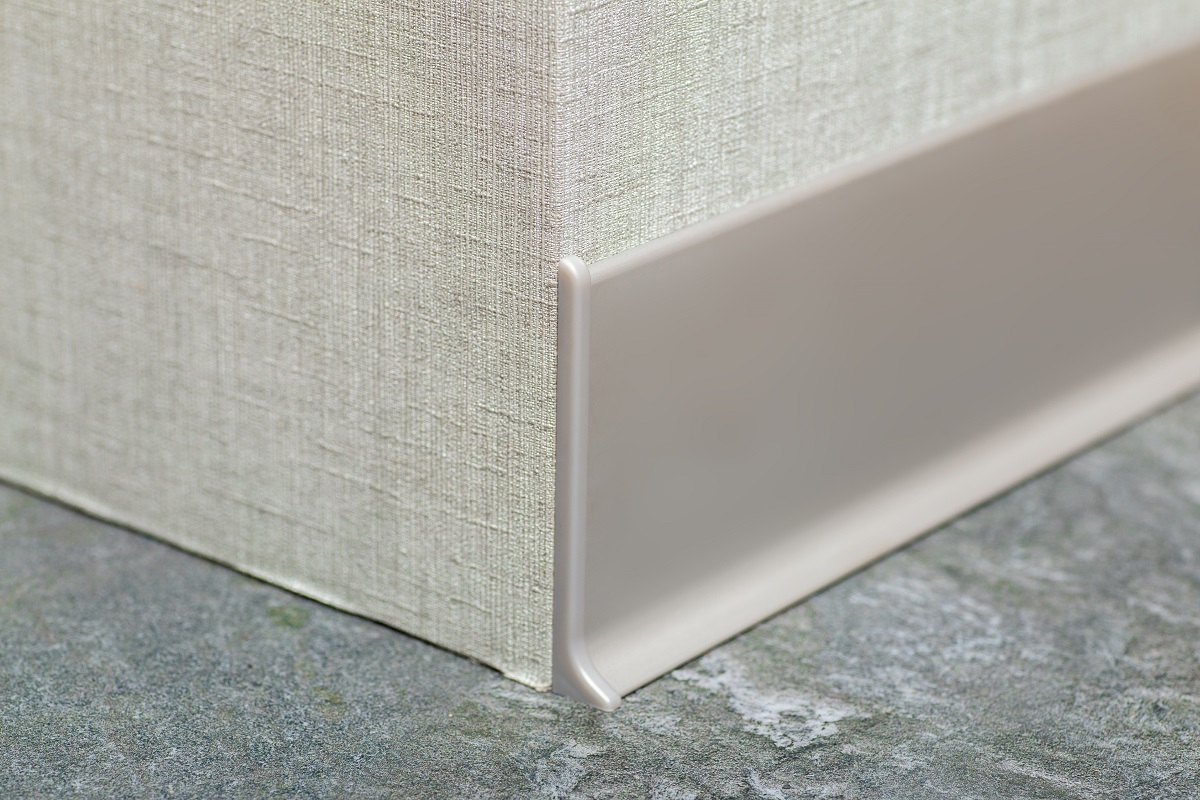 Заглушка пластиковая для плинтуса Bonkeel ПЛ80 серая 2 шт/уп фото в интерьере