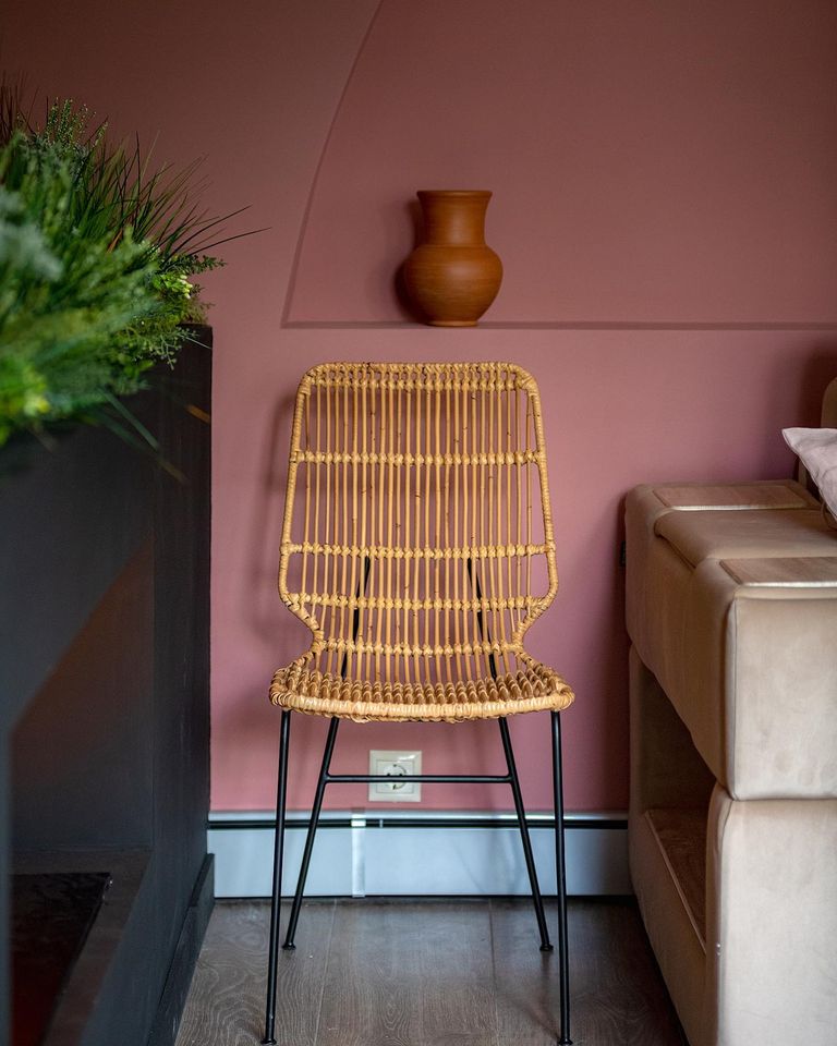 Краска Lanors Mons цвет Коралловый риф Coral Reef 77 Satin 1 л фото в интерьере