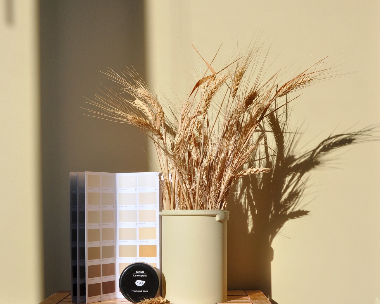 Краска Lanors Mons цвет Пчелиный воск Beeswax 190 Interior 0,2 л фото в интерьере