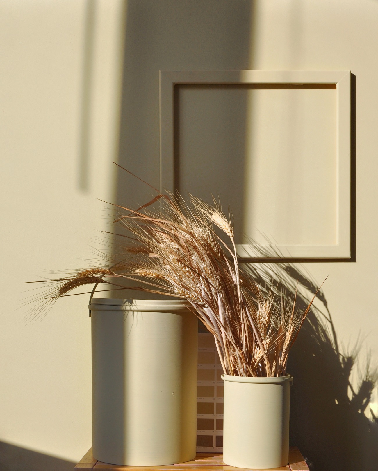 Краска Lanors Mons цвет Пчелиный воск Beeswax 190 Satin 1 л фото в интерьере