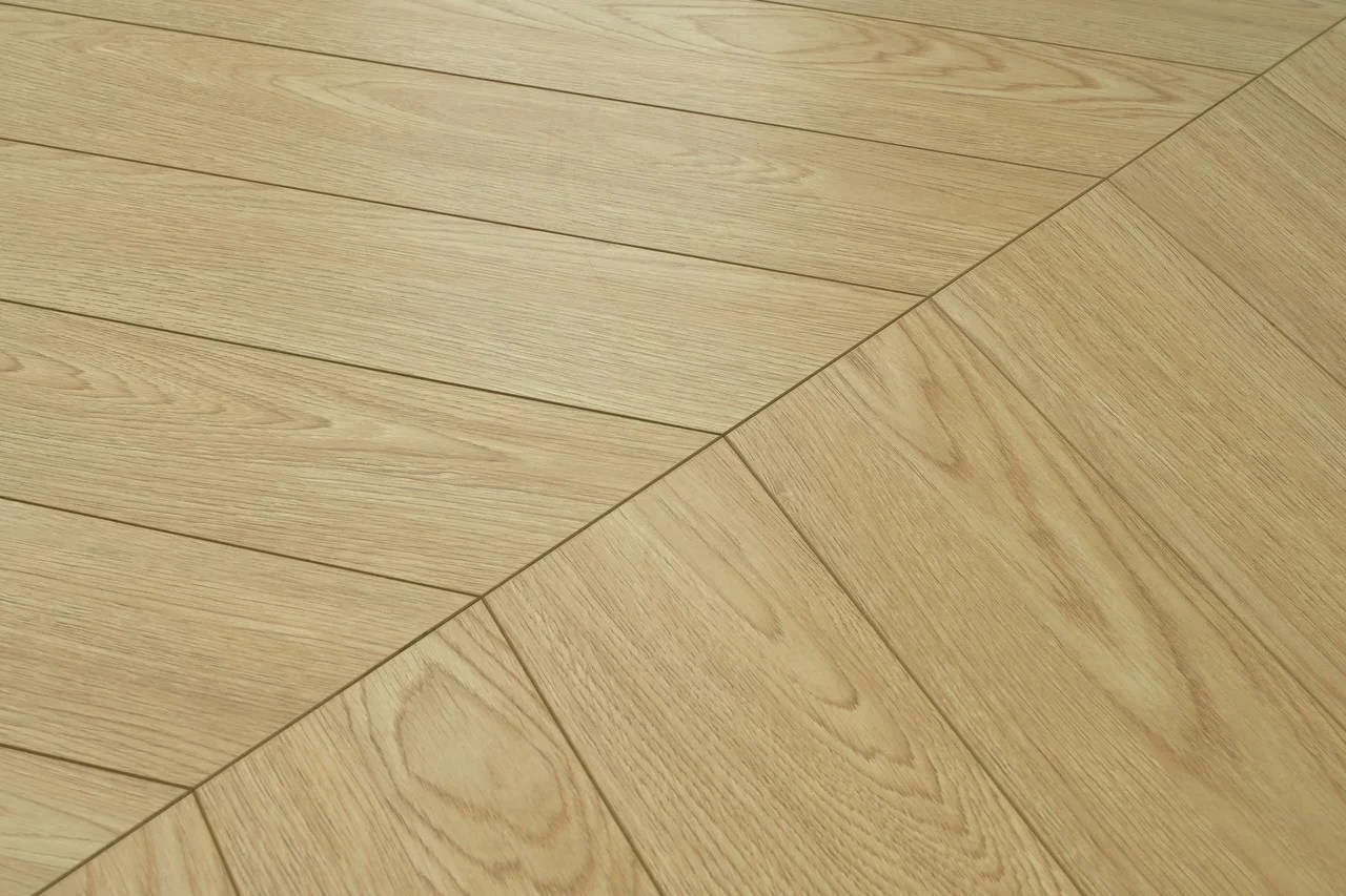 Ламинат CBM Chevron Дуб Славков 606 французская елка 679×147×12