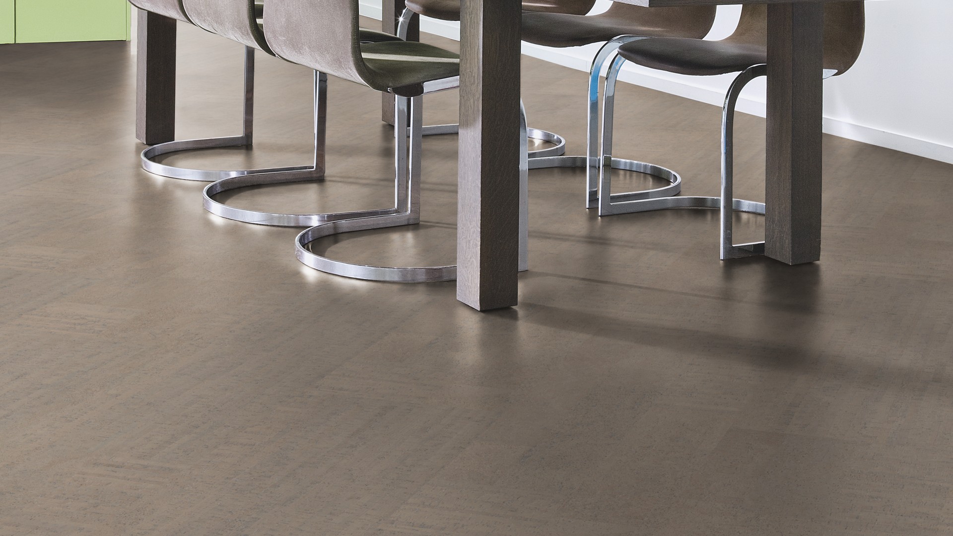 Пробковый пол замковый Wicanders Fashionable Cement C85L001 905×295×10,5 фото в интерьере